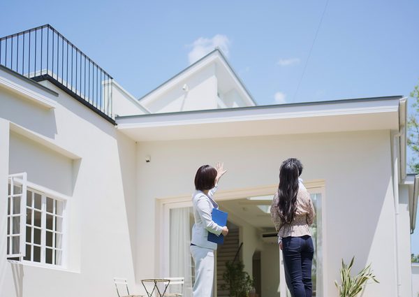 売り手は最も高い価格で売りたいと考え、買い手はそれぞれの欲求をできる限り満たすように、予算制約のもとでのトレードオフを行う(画像はイメージ)