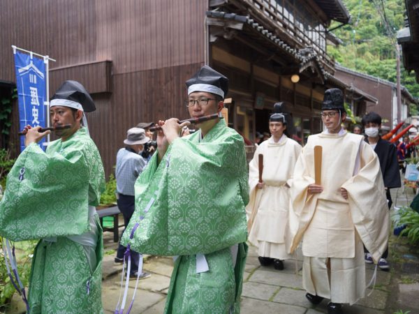 美保神社で行われた「第18回 出雲國神仏霊場合同祭事 世界平和祈願祭」で参進