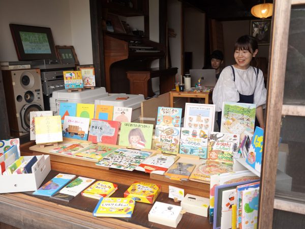「橋津屋」の2階部屋。宿は当時の趣を残しつつ、一棟一棟コンセプトの異なるリノベーションが施されている