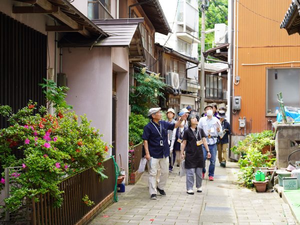 「歴史的建造物を巡るまち歩き」美保関の歴史的建造物(三代家住宅主屋、定秀家住宅、濱延舎(旧濱中屋)、旅館美保館本館、福間館離れ(旧大下舎))を建築士とめぐった