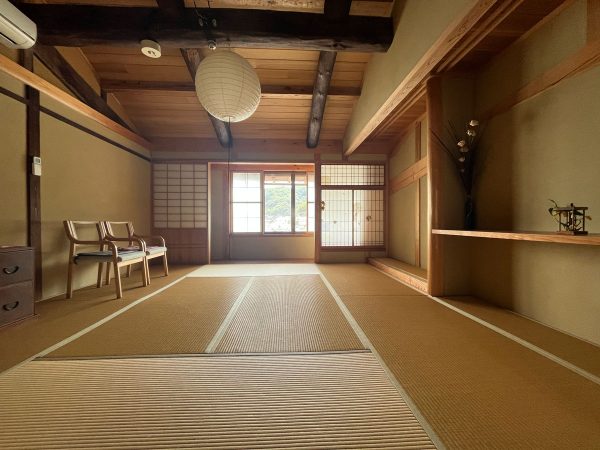 「橋津屋」の2階部屋。宿は当時の趣を残しつつ、一棟一棟コンセプトの異なるリノベーションが施されている