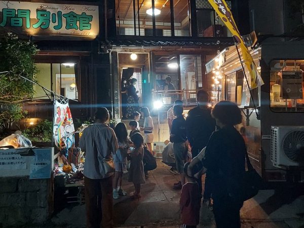 「橋津屋」の2階部屋。宿は当時の趣を残しつつ、一棟一棟コンセプトの異なるリノベーションが施されている