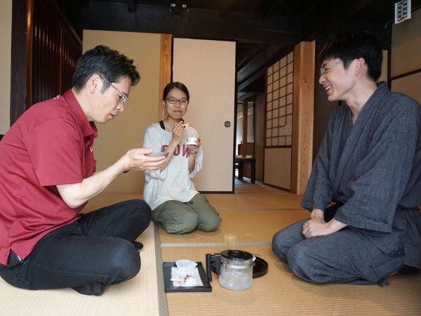 「歴史的建造物を巡るまち歩き」美保関の歴史的建造物(三代家住宅主屋、定秀家住宅、濱延舎(旧濱中屋)、旅館美保館本館、福間館離れ(旧大下舎))を建築士とめぐった