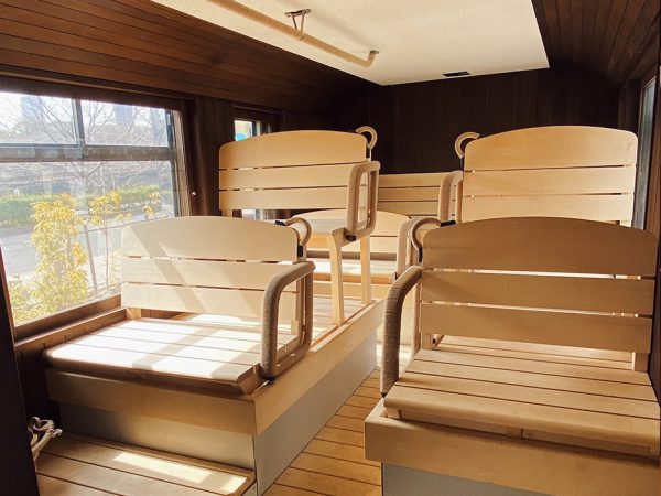 バスのイメージを活かしながらも、サウナへと変貌したインテリア