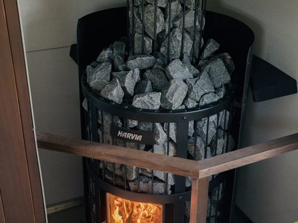 車内には、薪でサウナストーンを温める本格的なサウナストーブ