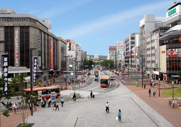 姫路駅前を走行する神姫バスの路線バス