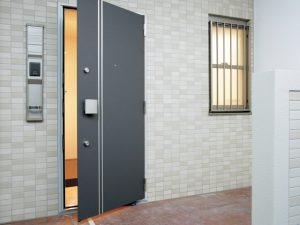 玄関ドアの内側は専有部で、外側が共用部であることが一般的