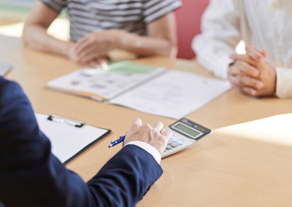 住宅ローン減税については、制度の内容も申請方法も難解と思う人が少なくないはず。とにかく建築依頼先などの専門家へ相談するのが近道だ