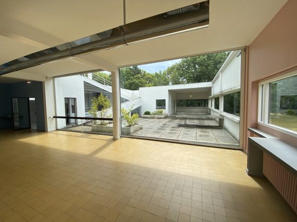 リビングからテラスを見る。正面の大判ガラスが開閉することにもびっくり(写真:宮沢洋)