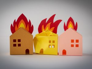 向こう三件両隣とは自分の家も合わせて合計6軒のこと。これは江戸中期以降の一般的な棟割長屋の基本型だ。これに共用設備の井戸と雪隠と物干し場が付いて、店賃は月に600文が相場だった