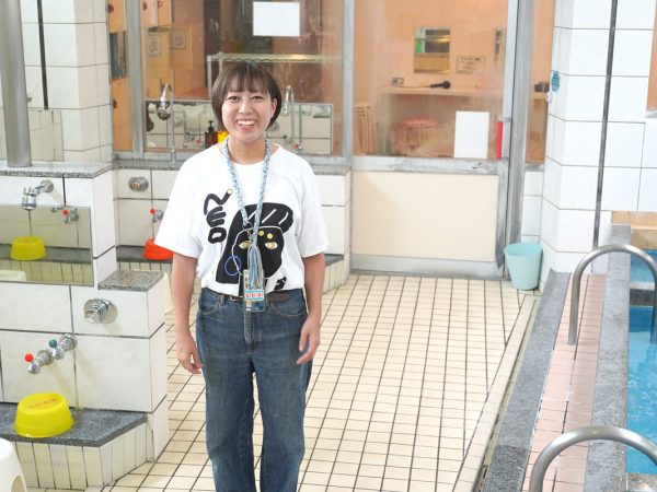 夜になると光るネオンサインが目印。提供:ゆとなみ社