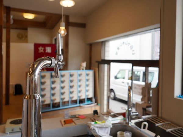 「運営の最初は、全部手探りですよ」と松田さん。手を動かしながらさまざまな機器の“癖”を覚えていく