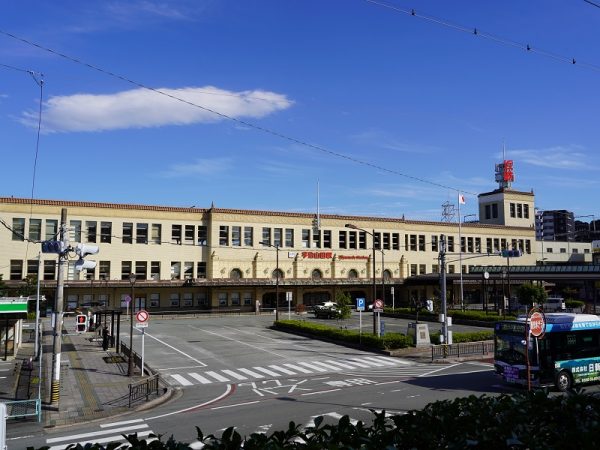 2001(平成13)年に国の登録有形文化財に登録された近鉄「宇治山田駅」。1930(昭和5)年に開催された「神都博覧会」の跡地に建てられた。ちなみに、同博覧会は前年に行われた神宮の第58回式年遷宮を記念したもの