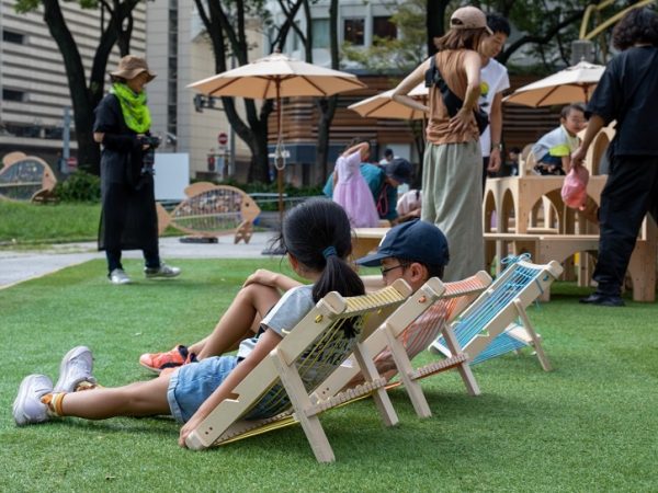 シンボルにもなるようにと、来場者と作り上げるガーランドオブジェを設置。来場者が小さな木製魚にクレヨンで好きな色を塗り、それをつないで大きな魚のうろこのように(写真提供:久屋大通公園南エリア賑わい創出実行委員会)