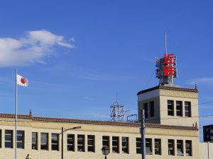 右端の近鉄の文字看板ある塔屋部分に、かつて宇治山田市消防本部があった