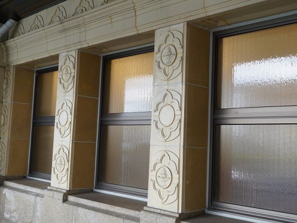 右端の近鉄の文字看板ある塔屋部分に、かつて宇治山田市消防本部があった