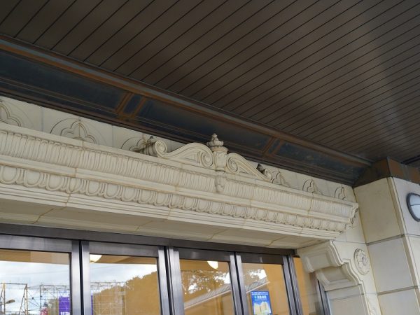 右端の近鉄の文字看板ある塔屋部分に、かつて宇治山田市消防本部があった