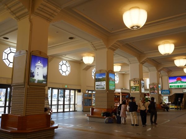 八角形のデザインの明かり取り窓などが美しく映える1階コンコース