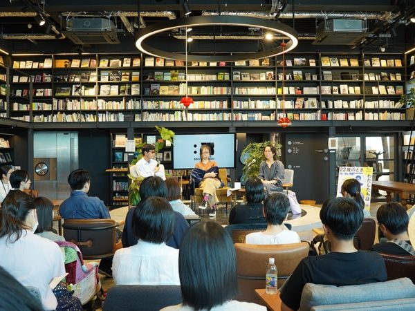 2階全景。手前は飲食が可能なエリア。カーペットが敷かれているのが子ども向けのエリア