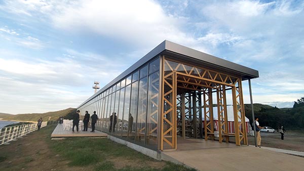 建築家・坂茂氏による「潮騒レストラン」