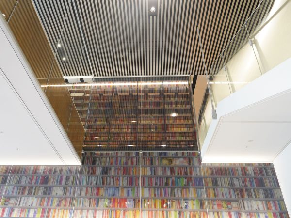 複合公共施設の「箕(み)」をモチーフにした外観