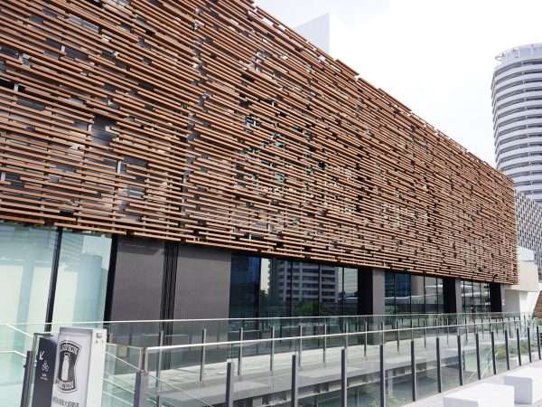 複合公共施設の「箕(み)」をモチーフにした外観