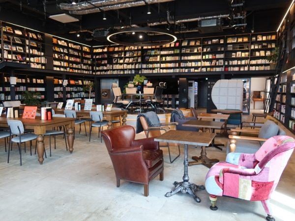 話を伺った山田はるひさん。青い上着が制服だそうで、ちょっとレトロでかわいい