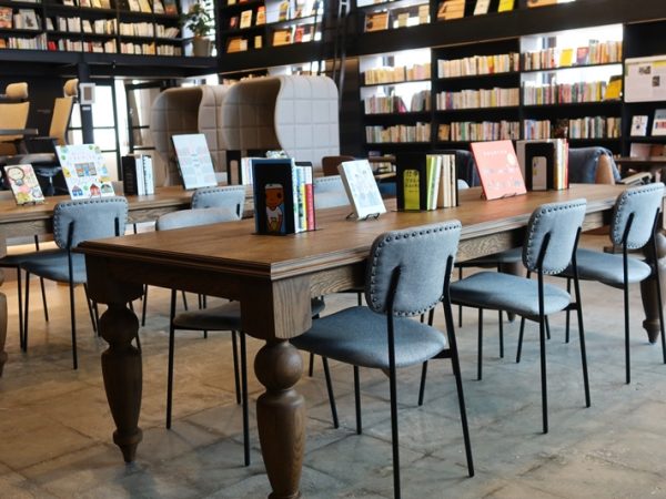 話を伺った山田はるひさん。青い上着が制服だそうで、ちょっとレトロでかわいい