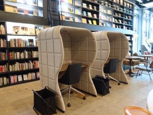 集中したい人向けにはこんな椅子のあるコーナーも