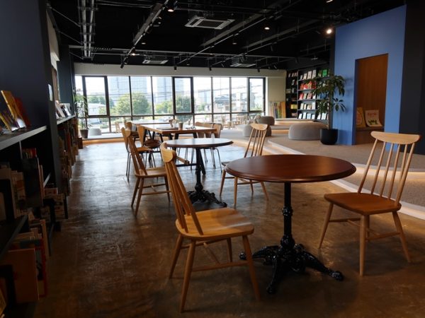 2階全景。手前は飲食が可能なエリア。カーペットが敷かれているのが子ども向けのエリア