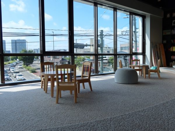 2階全景。手前は飲食が可能なエリア。カーペットが敷かれているのが子ども向けのエリア