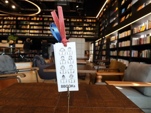 本を通じてコミュニケーションが促進できるようにと作られたしおり