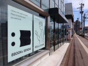 突き当たりに目立つ建物。外観、内部ともに絵になる