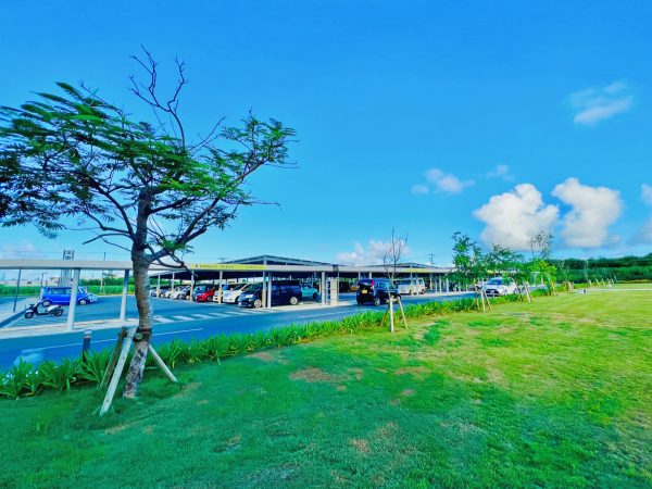 ▲宮古島市役所の駐車場の屋根には巨大な太陽光パネルを設置。市役所で使用する電力の一部を再エネでまかない、エネルギー自給率向上への取組みを市民に向けてアピールしている