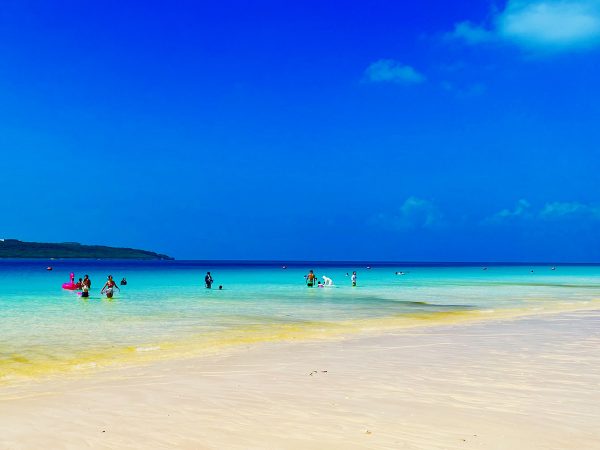 ▲宮古島市は、三角形状の島にある4つの地区と伊良部大橋でつながる伊良部地区の5つに分かれている。面積は204平方キロメートル、人口は約5万5000人で人口のほとんどが平良地区に集中している(宮古島観光協会HPより)