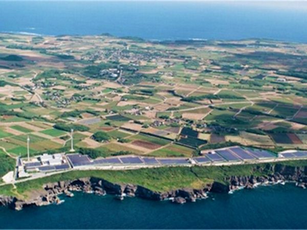 ▲島内では電力会社と共に様々な実証実験を行っている。写真は、約10万m2の敷地に総出力4000kWの太陽光発電設備を設置した宮古島メガソーラー実証研究設備。年間発電量は一般家庭約1200世帯分の電気使用量に相当する(沖縄電力HPより引用)