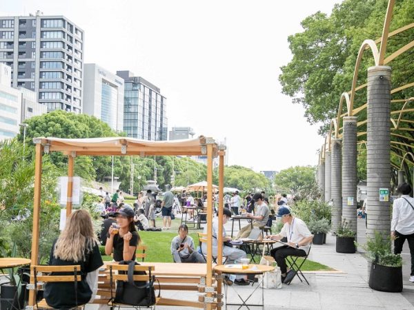 シンボルにもなるようにと、来場者と作り上げるガーランドオブジェを設置。来場者が小さな木製魚にクレヨンで好きな色を塗り、それをつないで大きな魚のうろこのように(写真提供:久屋大通公園南エリア賑わい創出実行委員会)