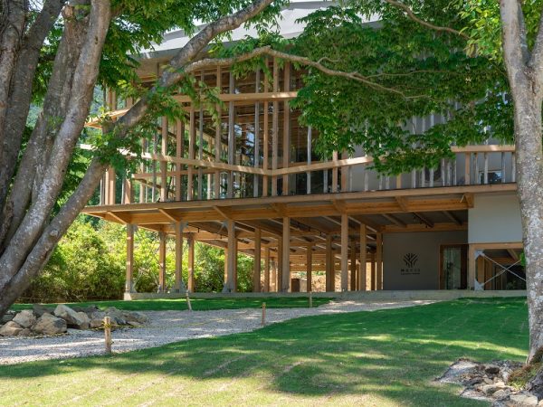 伊勢市の静かな山あいに誕生した「神岳テラス」。手前にあるのが、この土地でずっと育ってきたケヤキの木で、施設のシンボルツリーとして存在感を放つ(提供画像)