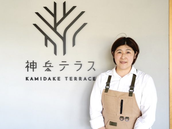 伊勢市の静かな山あいに誕生した「神岳テラス」。手前にあるのが、この土地でずっと育ってきたケヤキの木で、施設のシンボルツリーとして存在感を放つ(提供画像)