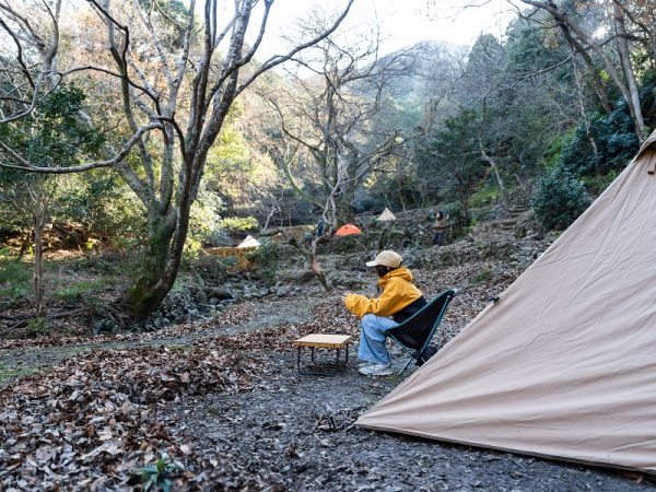 かつての棚田が、近年は石垣のみが残され、荒れてしまっていたが、キャンプ場として再活用。“社用車”として小型ショベルを購入し、専門事業者に依頼するだけでなく自分たちでもコツコツと整備しているという