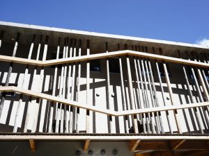 地元のナル材を使ったルーバー。建物の意匠であると同時に、鳥除け、風除け、日差し除けとして建物を守る役割をする