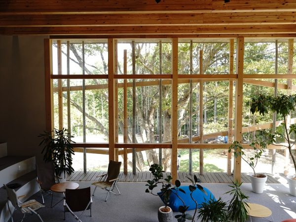 地元のナル材を使ったルーバー。建物の意匠であると同時に、鳥除け、風除け、日差し除けとして建物を守る役割をする