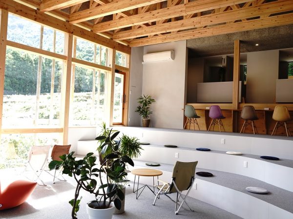 棚田のイメージを表現するために柱の代わりに天井部分にトラスを渡したラウンジ