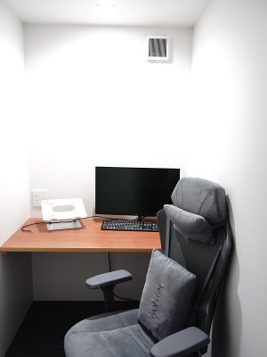 棚田のイメージを表現するために柱の代わりに天井部分にトラスを渡したラウンジ