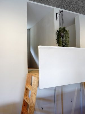 棚田のイメージを表現するために柱の代わりに天井部分にトラスを渡したラウンジ