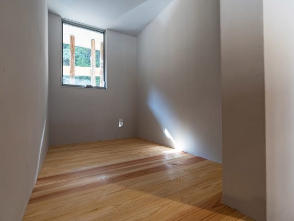 棚田のイメージを表現するために柱の代わりに天井部分にトラスを渡したラウンジ