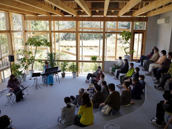 コワーキングスペースの利用料金表(神岳テラスホームページより)。棚田ラウンジの貸し切りは20,000円から、2階全体の貸し切りは35,000円から