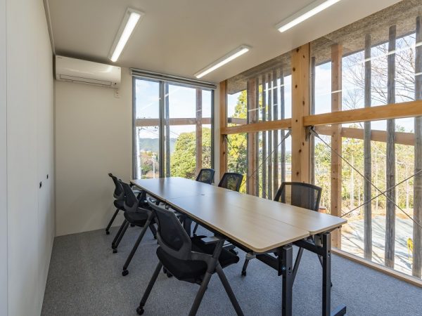 コワーキングスペースの利用料金表(神岳テラスホームページより)。棚田ラウンジの貸し切りは20,000円から、2階全体の貸し切りは35,000円から