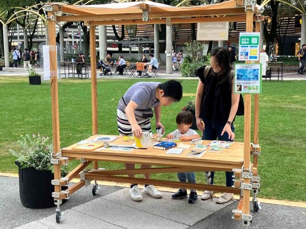 シンボルにもなるようにと、来場者と作り上げるガーランドオブジェを設置。来場者が小さな木製魚にクレヨンで好きな色を塗り、それをつないで大きな魚のうろこのように(写真提供:久屋大通公園南エリア賑わい創出実行委員会)