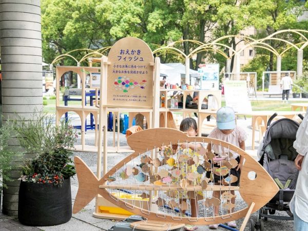 シンボルにもなるようにと、来場者と作り上げるガーランドオブジェを設置。来場者が小さな木製魚にクレヨンで好きな色を塗り、それをつないで大きな魚のうろこのように(写真提供:久屋大通公園南エリア賑わい創出実行委員会)